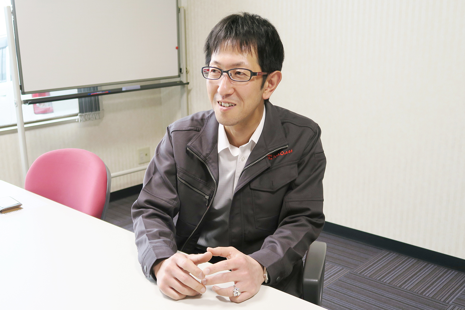 当店でそろえた作業ブルゾンを着たアサヒマカム社長