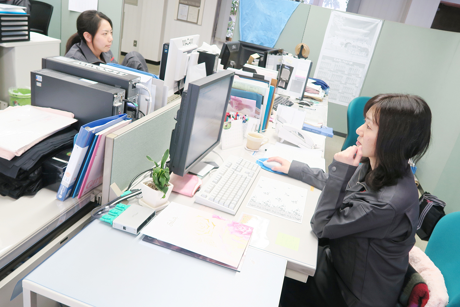 制服を揃えてからは、事務仕事の女性も作業着を着て働かれています
