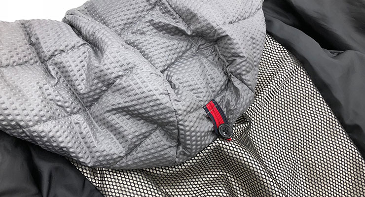 フードを背面のボタンで固定できます