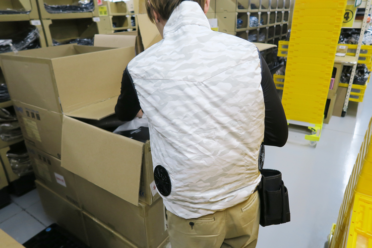 空調服を着て倉庫で作業する様子