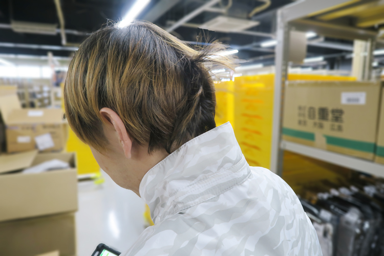 空調服を着て倉庫で作業する様子