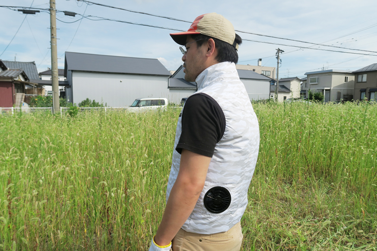 空調服を着て草刈りする様子