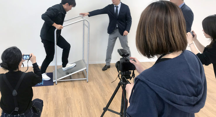 滑りにくいコックシューズ実験の様子